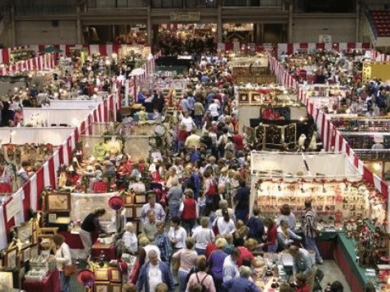 CHRISTMAS MADE IN THE SOUTH – ARTS AND CRAFTS FESTIVAL. People checking out shop